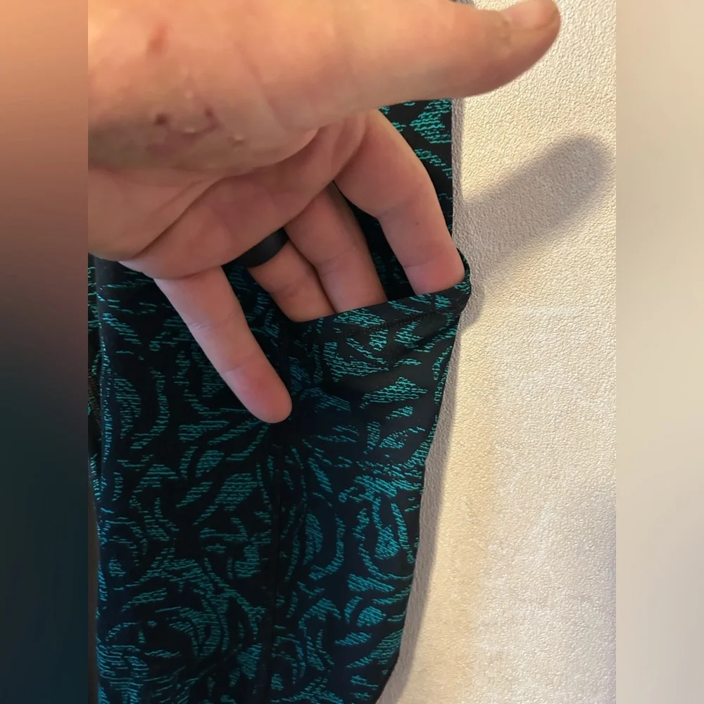 Lululemon Athletica | Black and Teal Patterned Leggings | Size 4
